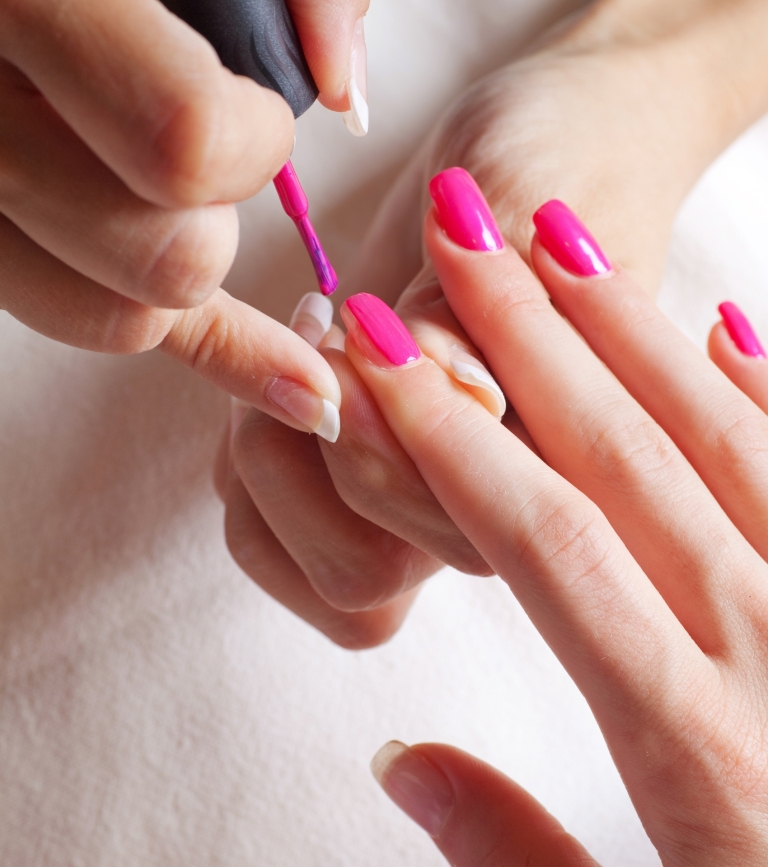 Manicura profesional en Peluquería 2D Eibar